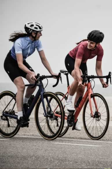 Dos chicas en bicicleta de carretera