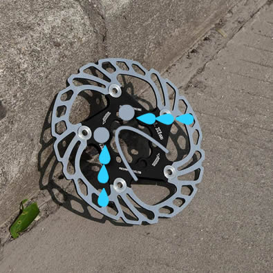 Foto de un disco de bici deformado por no cambiar las pastillas de freno
