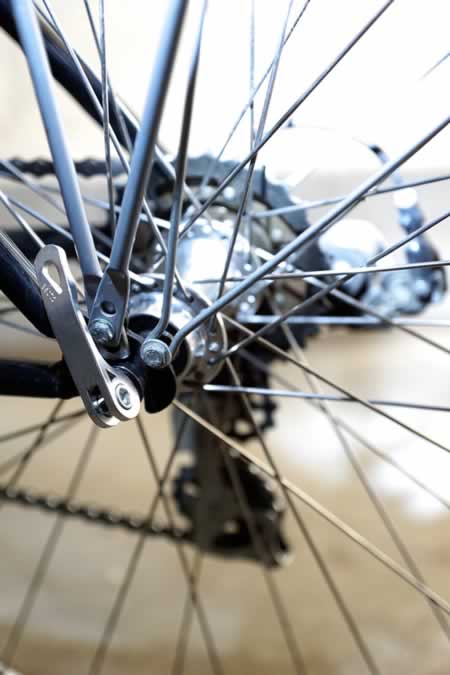Imagen en la que se aprecia como quitar la rueda de la bici para cambiar la pastilla